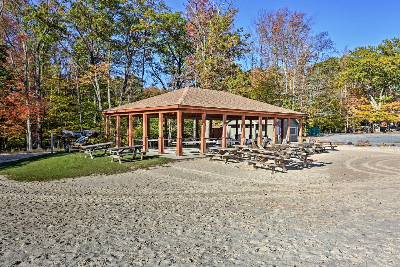 Bear Den Rustic Pocono Lake Home With Game Room! Exterior photo