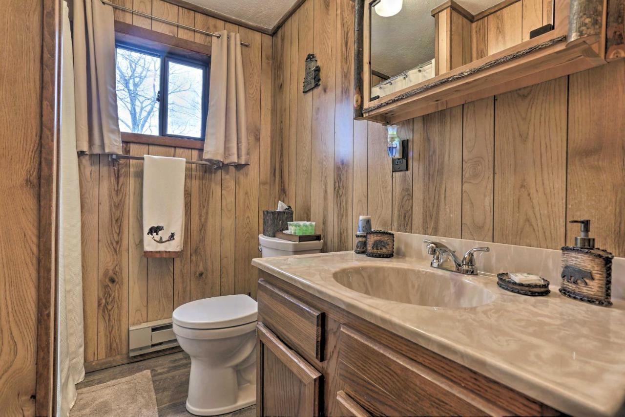Bear Den Rustic Pocono Lake Home With Game Room! Exterior photo